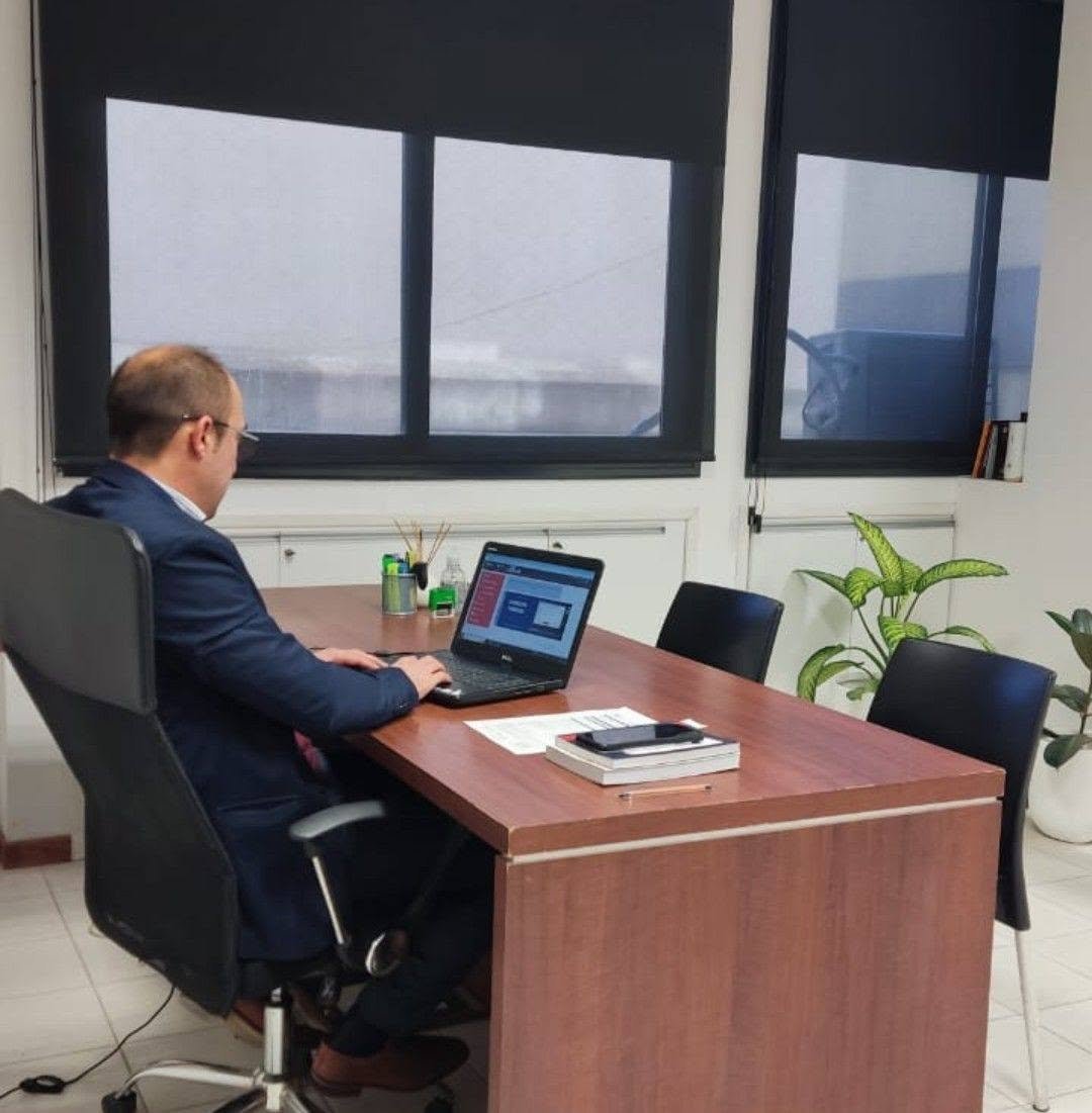 Dr. Ignacio M. Iglesias trabajando en el estudio jurídico Iglesias & Asociados